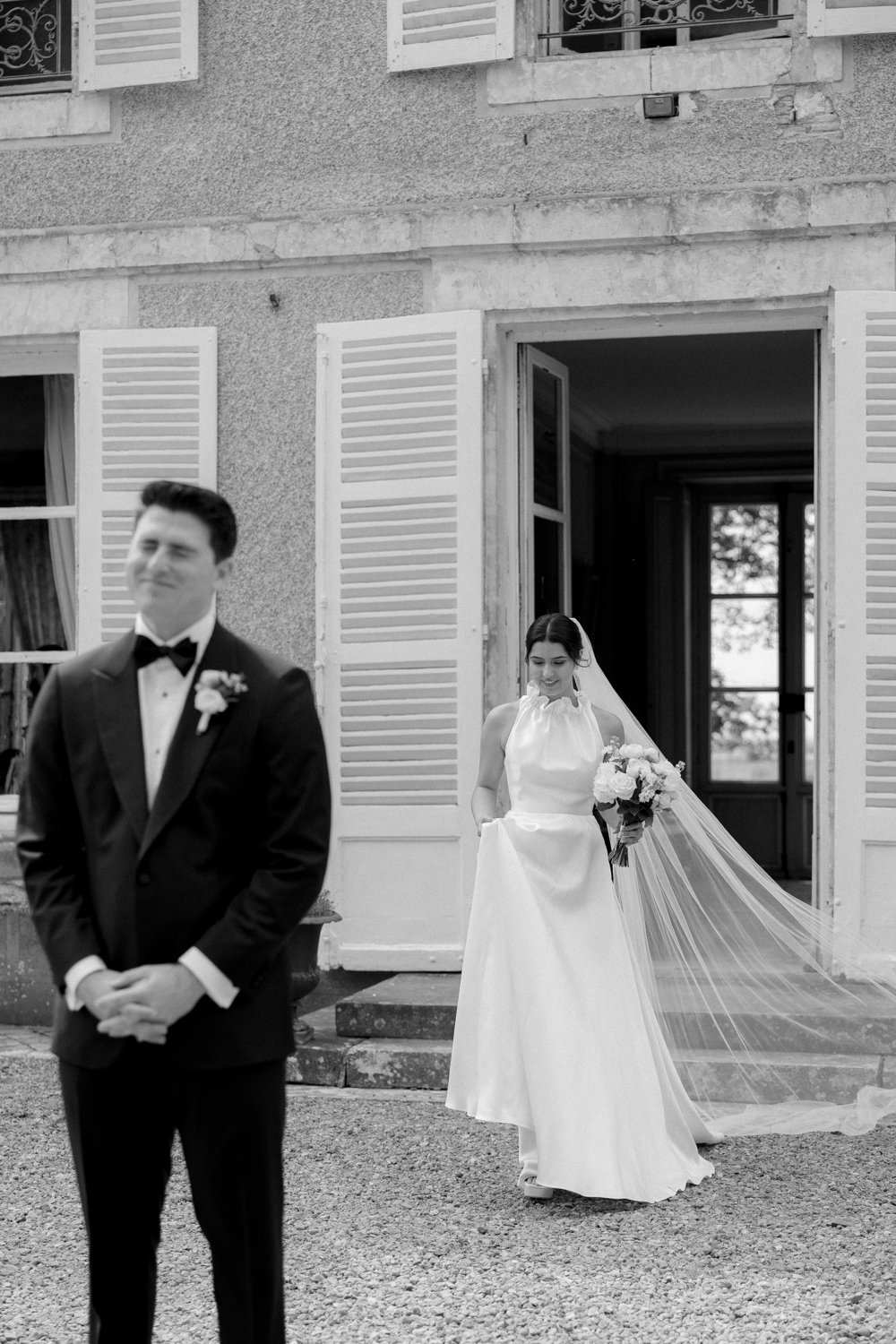 chateau de bouthonvilliers wedding photographer paris couple first look