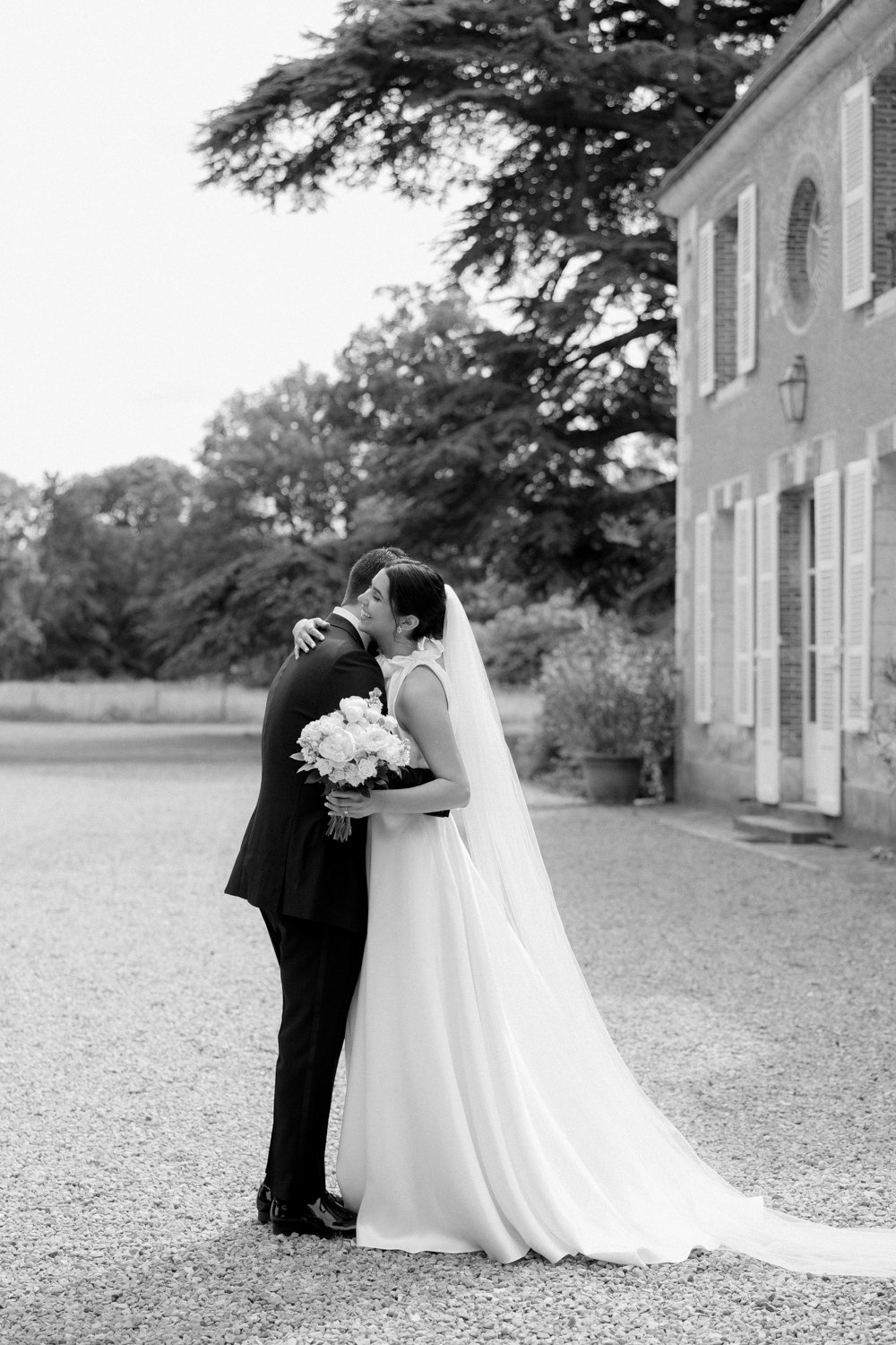 chateau wedding photographer paris couple first look