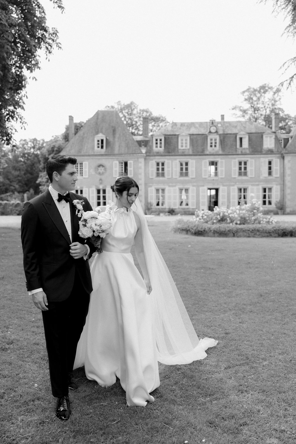 chateau de bouthonvilliers wedding photographer paris couple portrait