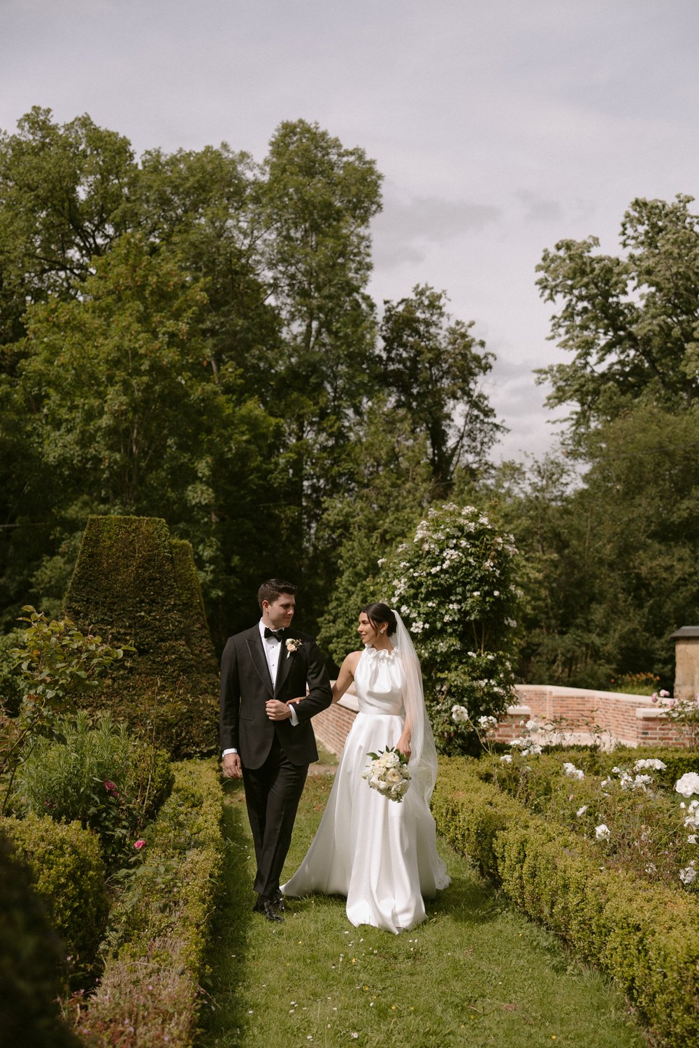 chateau wedding photographer paris couple portrait florals bouquet flowers