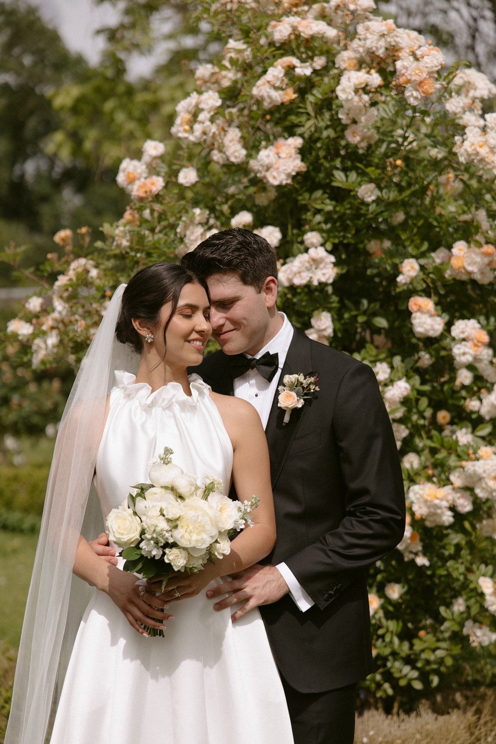 chateau wedding photographer paris couple portrait florals bouquet flowers