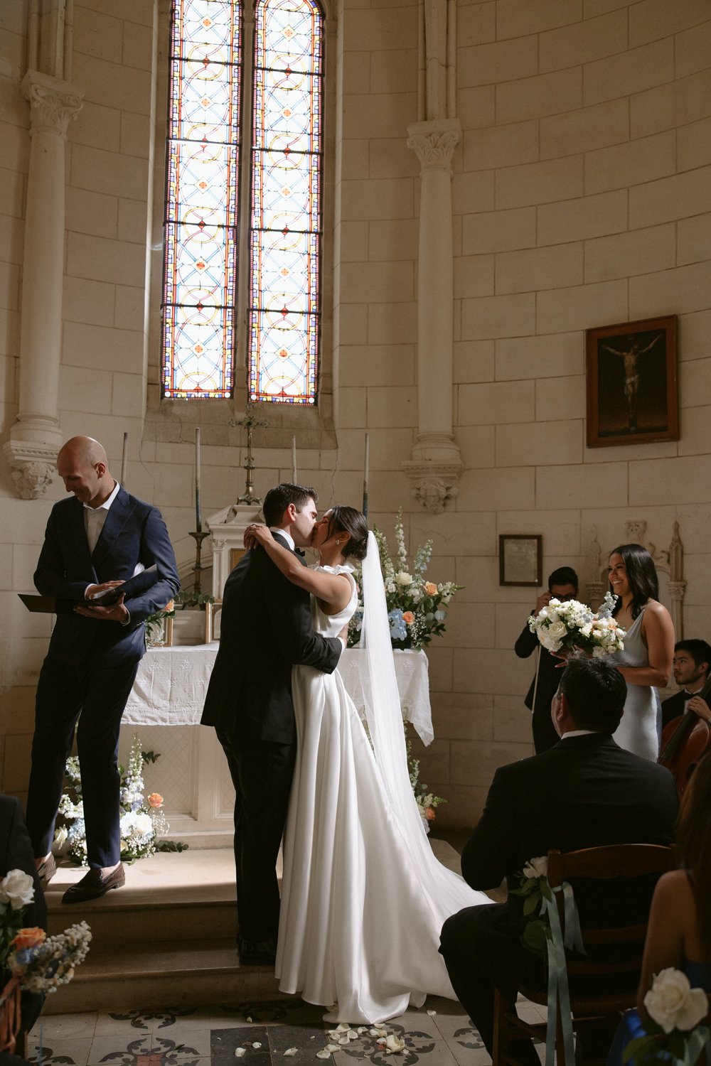 chateau de bouthonvilliers wedding photographer chapel ceremony paris couple first kiss