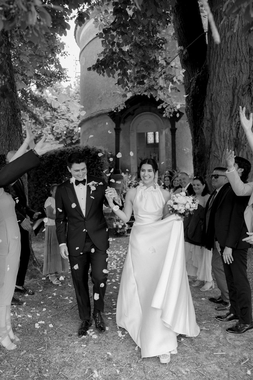 chateau wedding photographer chapel ceremony paris couple exit confetti